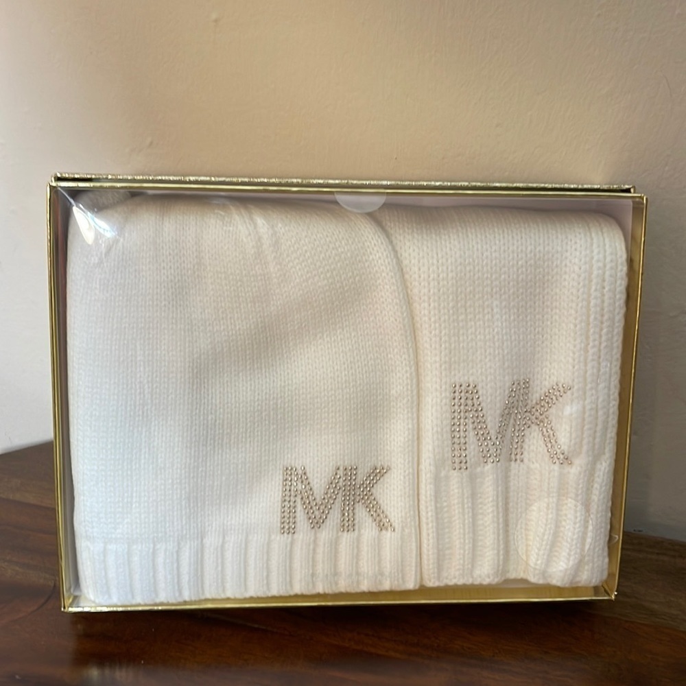 Michael Kors 2pc knit hat and scarf set light cream color